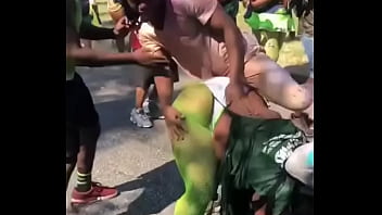 Suami Ikut Bergoyang Bersama Istri