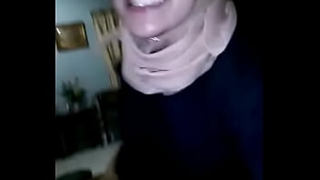 Jilbab Seksi Yang Menggoda Dan Memantul Di Setiap Langkah