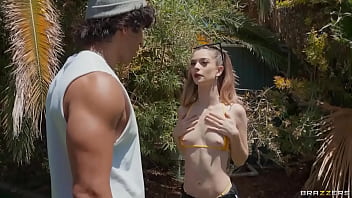 Molly Little Si Jalang Nakal Yang Siap Dihardcore Di Halaman Belakang