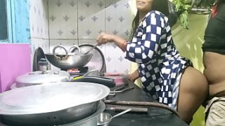 गांव से आई भोली नौकरानी को कुछ पता नहीं था, मालिक ने उसका मासूमियत का फायदा उठाकर उसे बिस्तर पर लिटा दिया