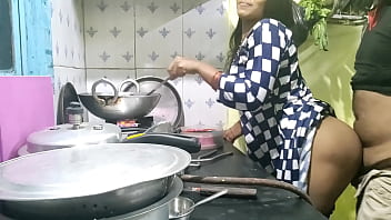 गांव से आई भोली नौकरानी को कुछ पता नहीं था, मालिक ने उसका मासूमियत का फायदा उठाकर उसे बिस्तर पर लिटा दिया