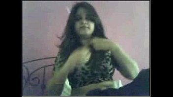 Bibi India Yang Menggoda Melepaskan Pakaiannya Dengan Sensual