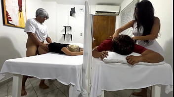 Pijat Pasangan Berakhir Dengan Istri Dihamili Di Samping Suami Oleh Dokter Mesum Ntr Jav