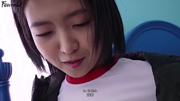 Pacar Korea Berpayudara Besar Berperan Dengan Stoking Hitam Yang Menggoda