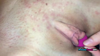 Gadis Rusia Pirang Manis Memainkan Vibrator Pink Di Memek Sempitnya