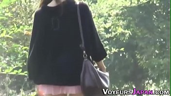 Gadis Jepang Tersingkap Dari Bawah Rok