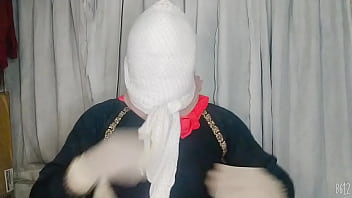 Gadis Berhijab Mengikat Dirinya Sendiri Dengan Gaya Yang Menggoda