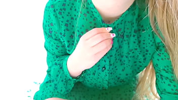 Gadis Seksi Montok Dengan Payudara Besar Memakai Gaul Ketat Dan Merekam Video Panas Amatir
