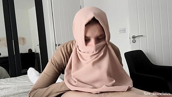 Ibu Tiri Arab Membantu Anak Laki-laki Dengan Tangan Patah