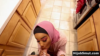 Gadis Muslimah Berkulit Gelap Belajar Teknik Mengulum Dengan Gaya