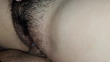 Kakak Tiriku Yang Seksi, Desi, Menggodaku Dengan Pelajaran Mesra Di Depan Tv