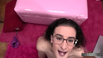 Brunet Muda Lyra Lockheart Dengan Payudara Besar Alami Dihardiki Ayah Tirinya