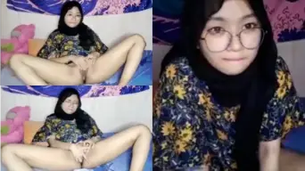 Gadis Berhijab Menggairahkan Mengoceh Dan Mengeluh Saat Memuaskan Diri