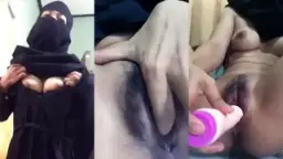 Gadis Berjilbab Menggoyang Dildo Hingga Memeknya Basah