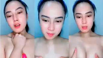 Menggoda Payudara Berkeringat Dengan Mainan Seks