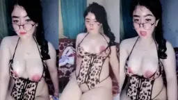 Puting Kitty Yang Menonjol Menggoda