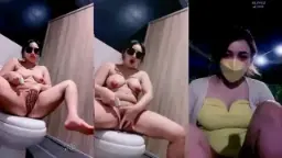 Viona Menggoda Di Kamar Mandi Umum