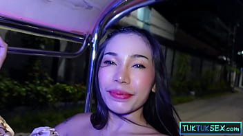 Gadis Thailand Montok Dengan Payudara Palsu Besar Dijemput Dan Bermain Dengan Kucingnya Di Area Sensitif