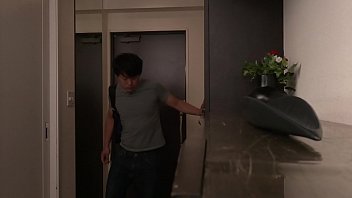 母と息子の危険な関係、先っぽまで挿入を許す里崎愛佳の淫らな相姦