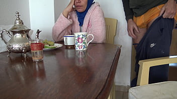 Ibu Tiri Arab Yang Bergairah Dihujani Sperma Oleh Anak Tirinya Yang Sedang Masturbasi