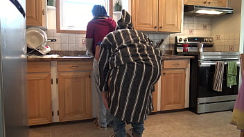 Pembantu Muslim Turki Mengizinkan Bos Ganteng Menggila Di Pantatnya Di Dapur