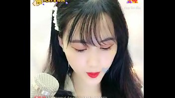 Gadis Asia Seksi Menggoda Di Live Streaming Uplive