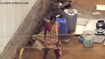 Desi Berdiri Sambil Kencing Dan Memancurkan Air Seni