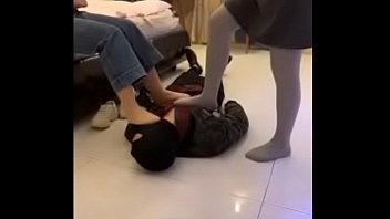 Gadis-gadis Tiongkok Yang Menggoda Mempermalukan Budak Fetish Dengan Cara Yang Sangat Sensual