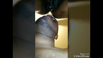 Tuan China Menjilati Memek Nyonya China Hingga Dia Mengucur Deras