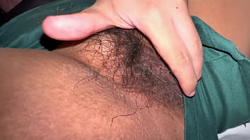 Bhabhi India Yang Seksi Lagi Asyik Meraba-raba Memek Basah Berbulu Lebarnya