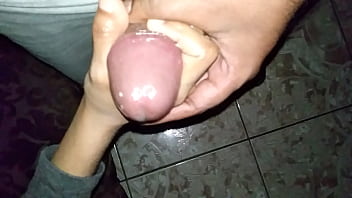Kekasih Desi Mengocok Kontolku Dengan Tangannya Yang Lembut