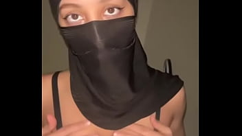 Payudara Arab Menggoda Di Balik Hijab • Muslimah Tersesat Mainkan Teteknya Di Depan Kamera