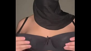 Hijab Masih Terpasang, Payudara Telanjang Bergoyang • Gadis Muslim Arab Meremas Dan Mengelus Buah Dadanya Sambil Mendesah Penuh Nafsu