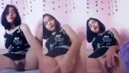 Gadis Cantik Mengocok Memek Sampai Klimaks Nikmat