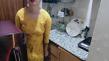 Aku Menemukan Ibu Tiriku Yang Bergairah Di Dapur – Film Panas Berbahasa Hindi
