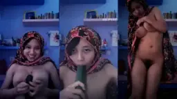 Meruchan Berjilbas Basah Menggoda Dengan Timun Panjang