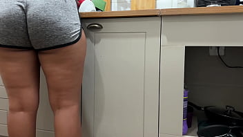 Cunhada Safada Enfiando A Mão Na Pia