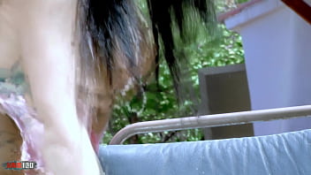 Gadis Arab Cokelat Muda Damaris Menggoda Dan Menanggalkan Pakaian Di Tepi Kolam Renang