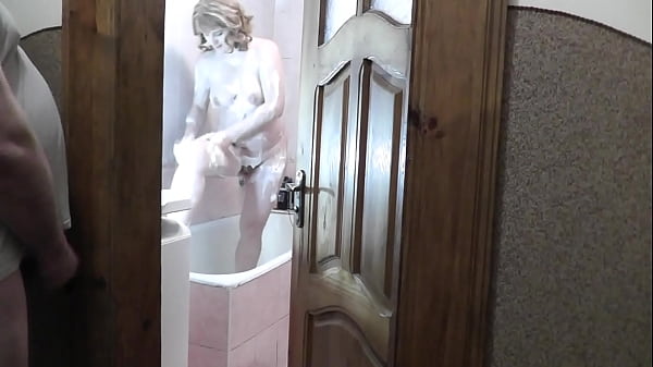 Putri Tiri Mandi, Ayah Tiri Mengintip, Merangsang Dan Memuaskan Hasrat Di Balik Pintu Kamar Mandi.