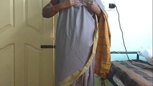 Desi Istri Nakal Dari India, Vanitha, Mengenakan Saree Abu-abu Ketat Yang Menampilkan Payudara Besar Dan Memamerkan Vaginanya Yang Dicukur, Meremas Payudara Dan Menggosok Klitorisnya Saat Masturbasi