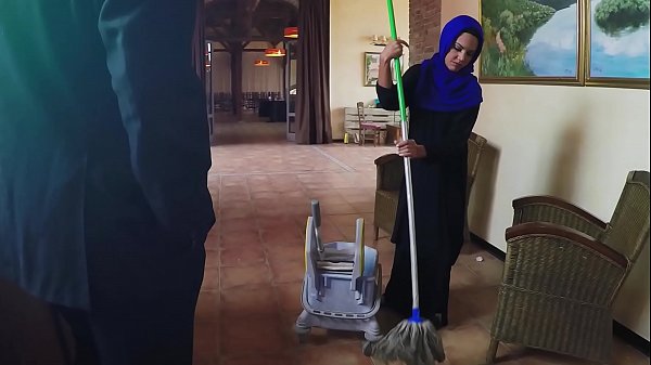 Pekerjaan Sederhana, Bayaran Istimewa: Kisah Petugas Kebersih Arab Yang Menukar Tubuhnya Dengan Uang Tambahan Dari Atasan