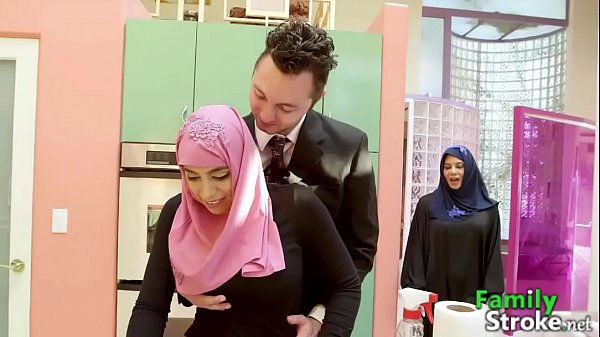 Arab Tiri Yang Menggoda Menggenggam Batang Keras Kakak Tirinya