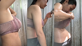 Mengintip Ibu-ibu Mandi Telanjang