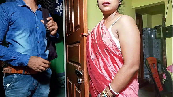 ब्रा बेचने वाला सेल्समैन भाभी को फुसलाकर जबरदस्त चुदाई करता है, हिंदी में गरमा-गरम आवाज़