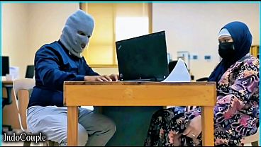 Istri Berhijab Yang Rajin Ibadah Ternyata Diam-diam Menggoyang Meja Kantor, Sampai Sekretarisnya Ikut Tergoda Main Vibrator Biar Memeknya Makin Basah Dan Bergetar.