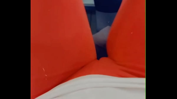 Tetesan Keringat Di Celana Ketat, Lekuk Ranum Terlihat Jelas Di Gym