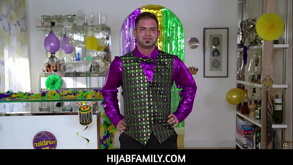Violet Gems, Si Gadis Berhijab Yang Panas, Menelan Banyak Manik-manik Sebelum Belajar Cara Memuaskan Nicky Dengan Mulutnya.
