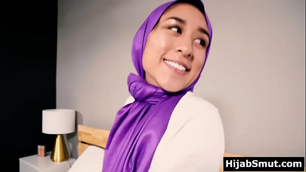 Gadis Arab Berjilbab Beraksi Tanpa Izin Orang Tua