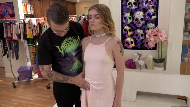 Rosalyn Sphinx Yang Panas Dan Bergairah Mengunjungi Sutradara Bryan Gozzling Untuk Petualangan Mesum