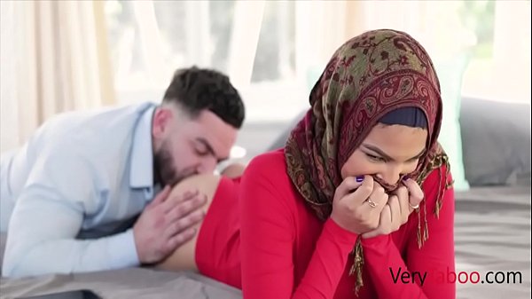 Maya Farrell: Adik Tiri Perawan Berkerudung Yang Kutaklukkan
